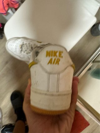 Nike Air Force 1 blancas y amarillas