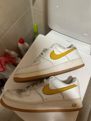 Nike Air Force 1 blancas y amarillas
