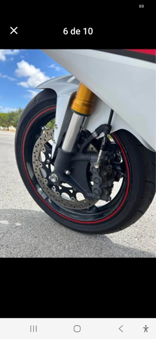 Moto deportiva todo de serie
