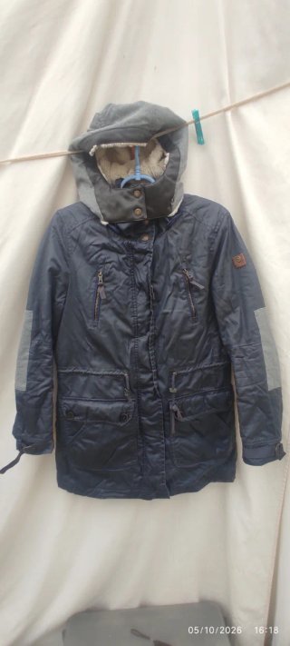 Abrigo azul y gris