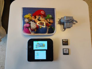 Nintendo 2DS Azul y Negra + Accesorios