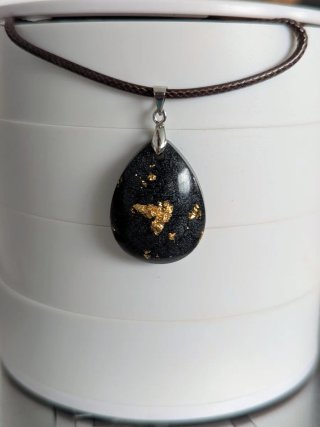 Colgante artesanal "Oro" de resina epoxi