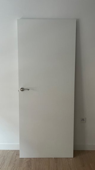 Puerta blanca con marco