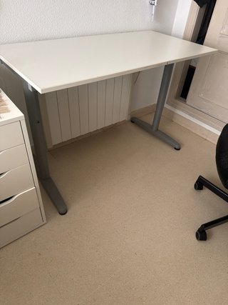 Mesa escritorio y silla de oficina