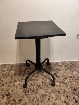 Mesa auxiliar negra Tv/equipo musica con ruedas.