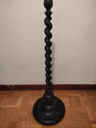 Pie de lámpara antiguo de madera negro