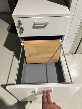 Mesilla de oficina metálica blanca