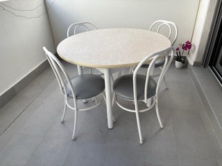 Mesa Redonda con 4 Sillas