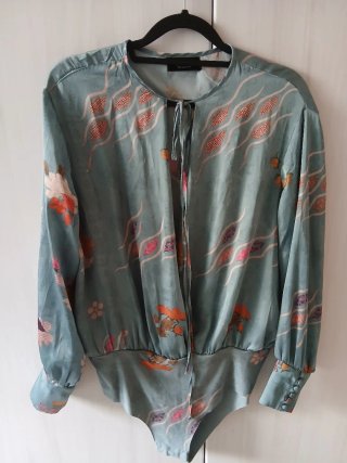 Body estampado en tonos azulados