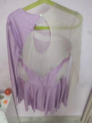 Vestido de patinaje artístico lila y blanco
