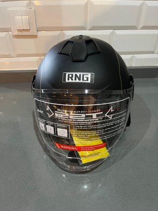 Casco Jet Negro con Detalles Dorados