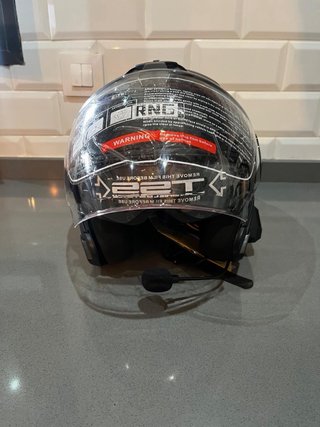 Casco Jet Negro con Detalles Dorados