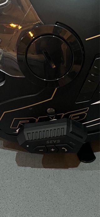 Casco Jet Negro con Detalles Dorados
