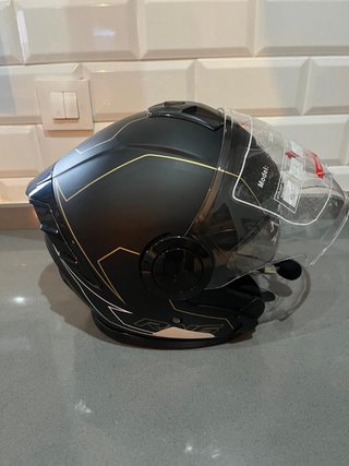 Casco Jet Negro con Detalles Dorados