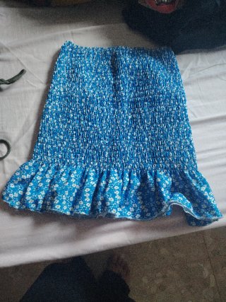 Falda corta azul con estampado floral