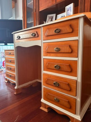 Escritorio, mesita y canape madera habitación niño