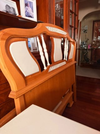 Escritorio, mesita y canape madera habitación niño