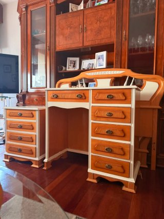 Escritorio, mesita y canape madera habitación niño
