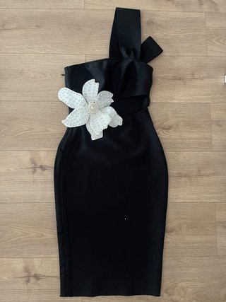 Vestido de fiesta negro asimétrico
