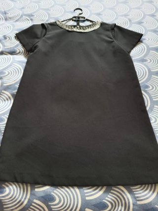 Vestido Negro con Detalle en el Cuello