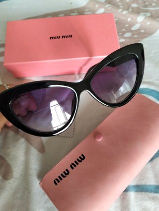 Gafas de sol Miu Miu negras