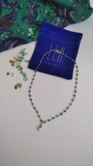 Collar artesano mallorquin. Cristal verde y perla.