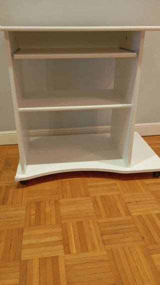 Escritorio blanco con ruedas