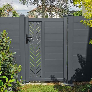 Puerta batiente de acero con diseño perforado 389€