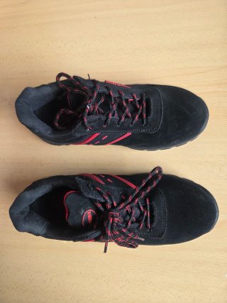 Zapatos de seguridad negros y rojos Marca Paredes
