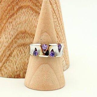 Anillo Piedras Moradas Oro 18K; Talla 16; 3,58g.