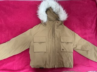 Chaqueta marrón con capucha de pelo