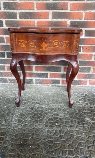 Mesa costurera antigua de madera