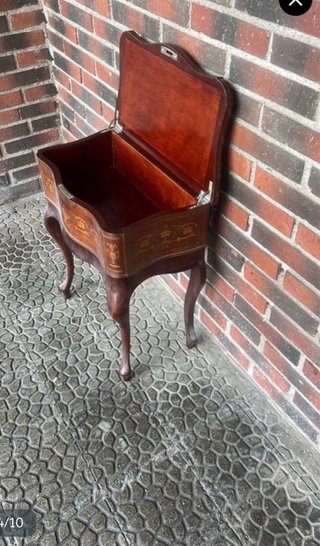 Mesa costurera antigua de madera