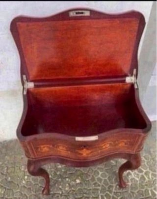 Mesa costurera antigua de madera