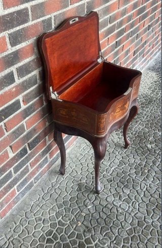 Mesa costurera antigua de madera