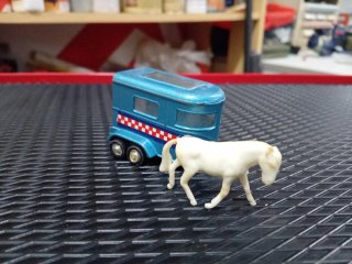 Remolque de caballos azul y figura de caballo
