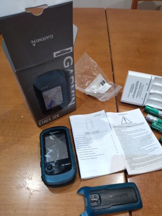 Garmin eTrex 22x GPS y Cargador con pilas