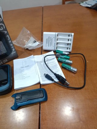 Garmin eTrex 22x GPS y Cargador con pilas