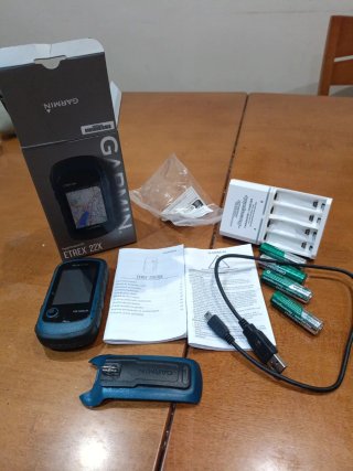 Garmin eTrex 22x GPS y Cargador con pilas
