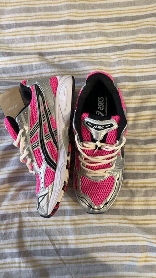 Zapatillas Asics plateadas y rosa