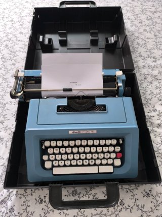 Máquina de escribir Olivetti Studio 46 azul