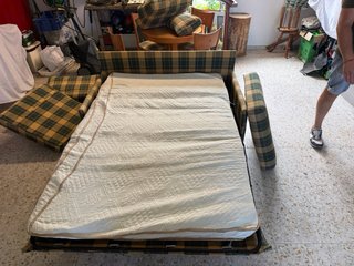 Juego de mesa y sillas mas sofa cama.