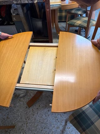 Juego de mesa y sillas mas sofa cama.