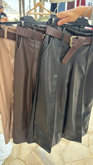 Pantalones bermuda polipiel con cinturón