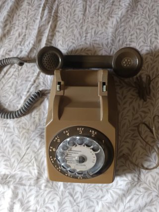 Teléfono antiguo marrón y gris