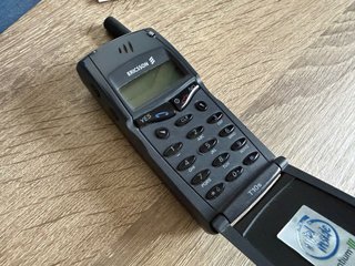 Ericsson T10s con caja original y accesorios.