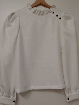 Blusa Blanca con Volante y Botones