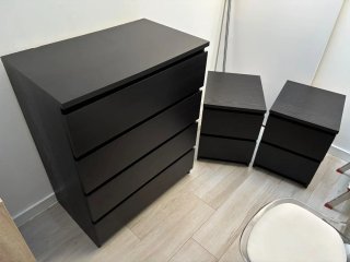 Cómoda y 2 mesitas de noche negras Ikea.