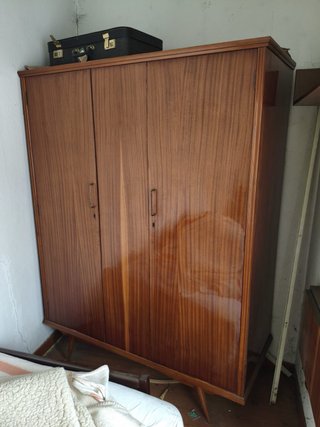Armario de madera clásico