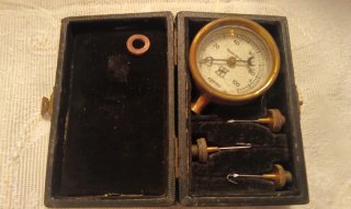 Manómetro antiguo con caja original